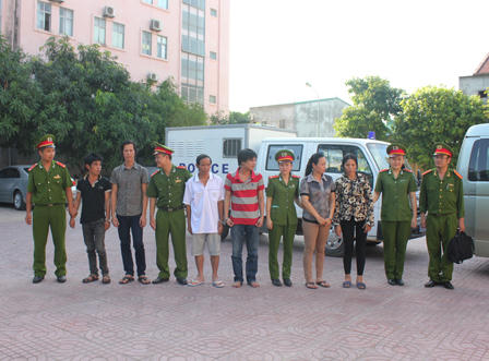 Di lý 6 đối tượng trốn nã về Nghệ An