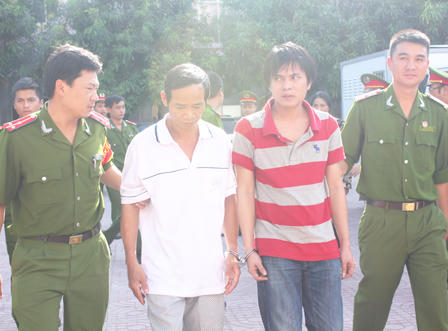 Di lý 6 đối tượng trốn nã về Nghệ An