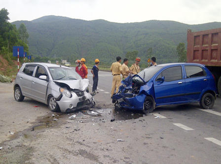 Đâm xe máy, lao qua giải phân cách đấu đầu xe ô tô ngược chiều