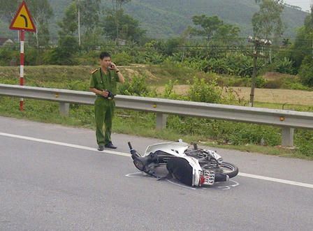 Đâm xe máy, lao qua giải phân cách đấu đầu xe ô tô ngược chiều