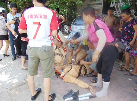 CSGT bị đâm trọng thương đã được chuyển ra HN điều trị