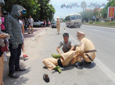 CSGT bị đâm trọng thương đã được chuyển ra HN điều trị