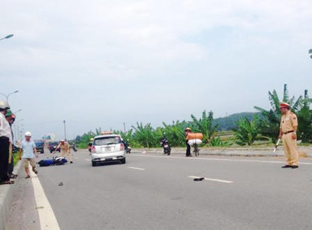 Tránh xe máy, xe giường nằm 42 chỗ lao xuống ruộng