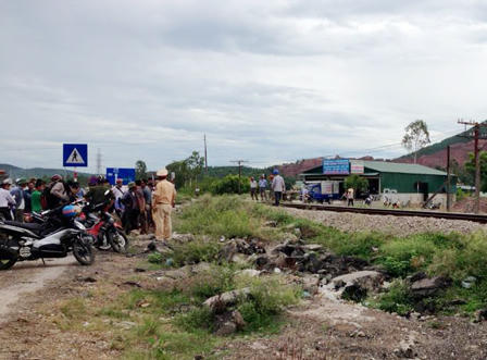 Người đàn ông bị tàu hỏa kéo lê 20m