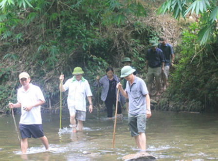 Giám đốc Công an tỉnh trực tiếp vượt rừng vào điều tra vụ thảm sát 4 người