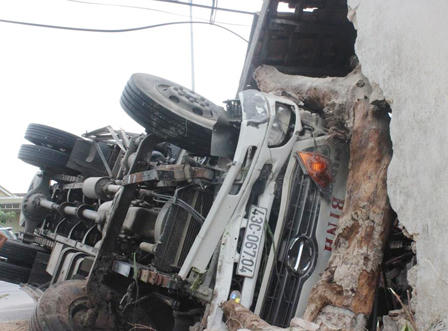 Xe tải đâm sập nhà dân, 4 người thoát chết hy hữu