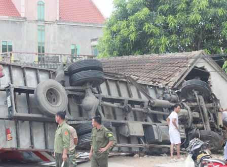 Xe tải đâm sập nhà dân, 4 người thoát chết hy hữu