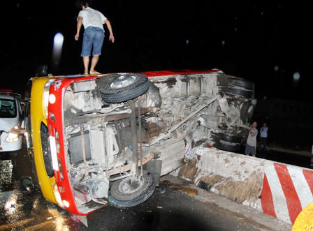 Xe tải tông xe khách văng trúng một người đi xe đạp tử vong