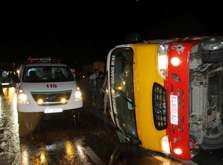 Xe tải tông xe khách văng trúng một người đi xe đạp tử vong