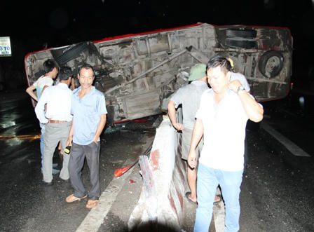 Xe tải tông xe khách văng trúng một người đi xe đạp tử vong