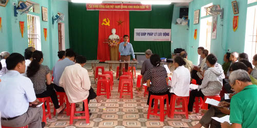 Vượt dốc, cuốc bộ, "ôm" cả bụng bầu “chở” luật về miền sơn cước