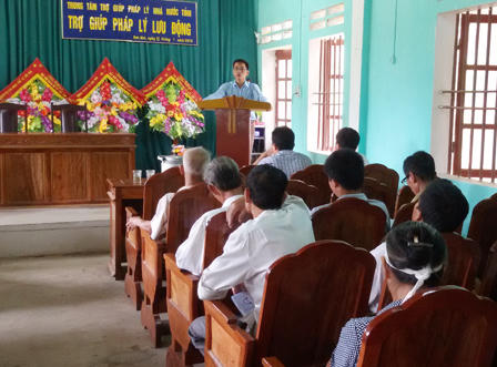 Vượt dốc, cuốc bộ, "ôm" cả bụng bầu “chở” luật về miền sơn cước