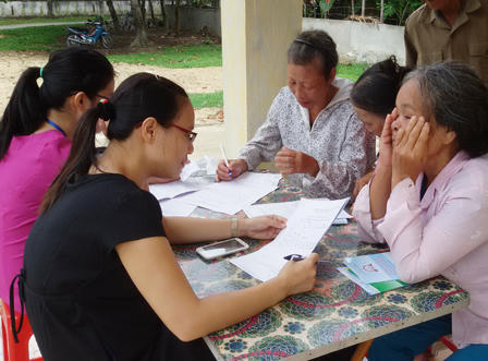 Vượt dốc, cuốc bộ, "ôm" cả bụng bầu “chở” luật về miền sơn cước