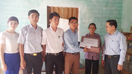 Vượt dốc, cuốc bộ, "ôm" cả bụng bầu “chở” luật về miền sơn cước