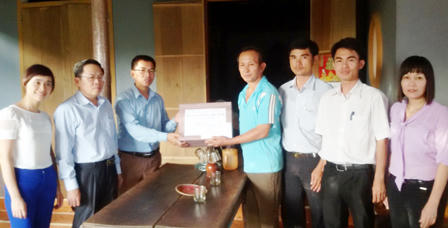 Vượt dốc, cuốc bộ, "ôm" cả bụng bầu “chở” luật về miền sơn cước