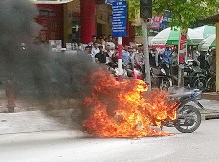 Exciter bất ngờ bốc cháy ngùn ngụt giữa phố