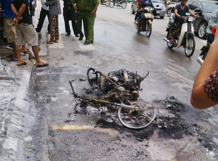 Exciter bất ngờ bốc cháy ngùn ngụt giữa phố