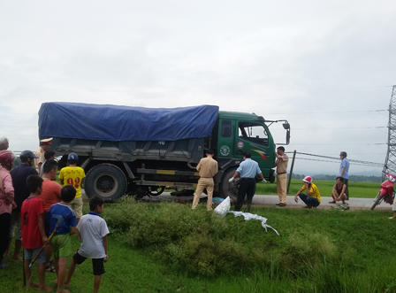 Xe tải lùi cuốn xe máy vào gầm, một người tử vong