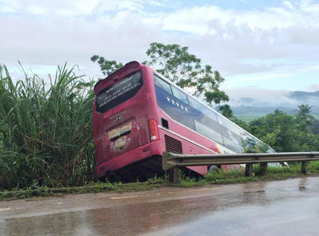 Xe tải lùi cuốn xe máy vào gầm, một người tử vong