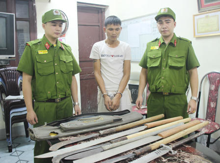 Bắt giữ kẻ vác bao tải vũ khí “nóng” đi bán