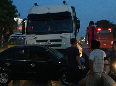 Tránh xe đạp điện, ô tô con bị xe tải tông kéo lê 20 m