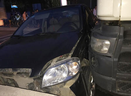 Tránh xe đạp điện, ô tô con bị xe tải tông kéo lê 20 m