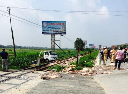 Cố băng qua đường sắt, xe tải bị tàu hỏa tông văng xa hơn 15m