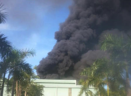 Cột khói bốc cao hàng chục mét trong vụ cháy công ty nhựa thông