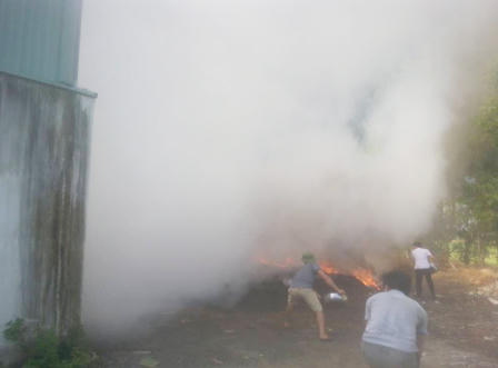 Cột khói bốc cao hàng chục mét trong vụ cháy công ty nhựa thông