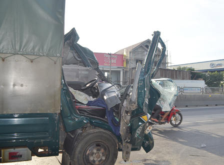 Xe tải đâm đuôi xe cùng chiều, vợ chết chồng bị thương
