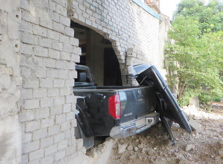 Xe con tránh xe máy, đâm sập nhà dân lúc rạng sáng