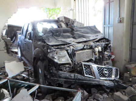 Xe con tránh xe máy, đâm sập nhà dân lúc rạng sáng