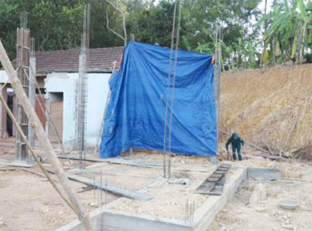 Phát hiện quả bom dài 2,5m khi đào đất đổ móng nhà