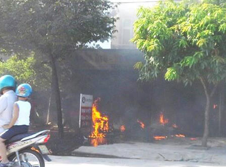 Xe máy bỗng dưng bốc cháy khi vừa mang đến tiệm sửa xe
