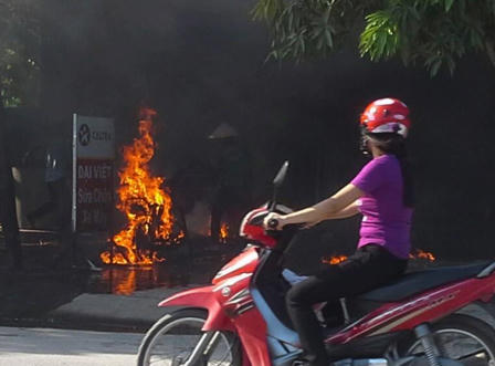 Xe máy bỗng dưng bốc cháy khi vừa mang đến tiệm sửa xe