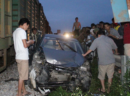 Xe ô tô chết máy giữa đường ray, tài xế thoát chết hy hữu