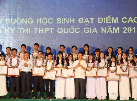 Nghệ An: Tuyên dương hơn 200 học sinh đạt giải cao trong các kỳ thi 