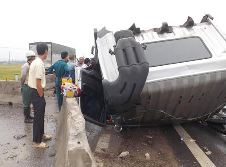 Tắc 5km vì xe container 'chổng vó" ngang Quốc lộ