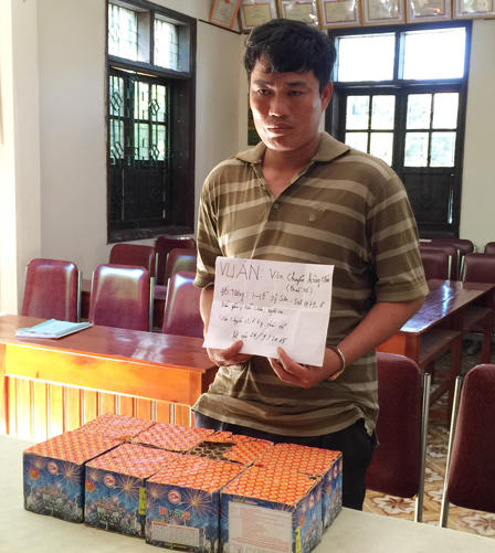 Xe ôm cao giá và 12,8 kg pháo nổ của vị khách không tên