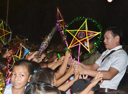 CLB Rclub Nghệ An mang trung thu đến với trẻ em tộc người Đan Lai