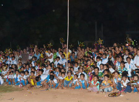 CLB Rclub Nghệ An mang trung thu đến với trẻ em tộc người Đan Lai