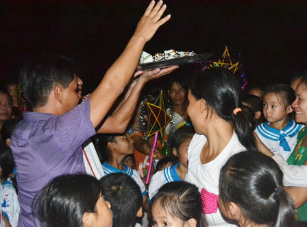 CLB Rclub Nghệ An mang trung thu đến với trẻ em tộc người Đan Lai