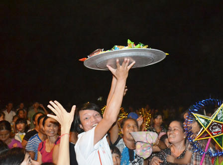 CLB Rclub Nghệ An mang trung thu đến với trẻ em tộc người Đan Lai