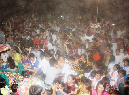 CLB Rclub Nghệ An mang trung thu đến với trẻ em tộc người Đan Lai