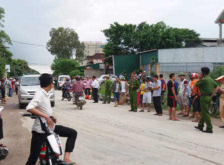 Va chạm xe máy ngã ra đường, bị xe tải cán chết