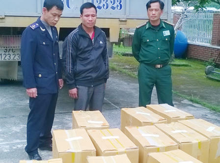 Bắt giữ đối tượng mang theo 6.500 gói thuốc lá lậu từ Lào về