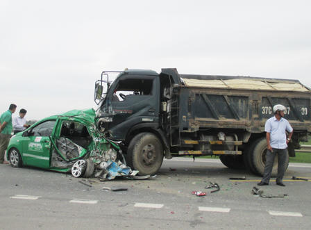 Xe tải tông xe taxi chở 4 người văng vào đầu container