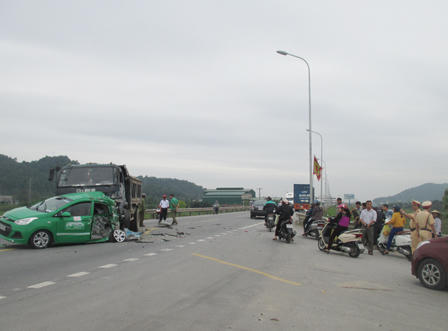 Xe tải tông xe taxi chở 4 người văng vào đầu container