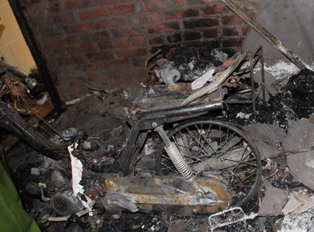 Xe ô tô tự bốc cháy trong gara