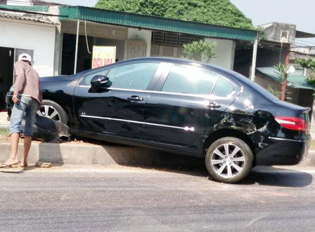 Xe bồn chở xi măng hất xế hộp lên giải phân cách